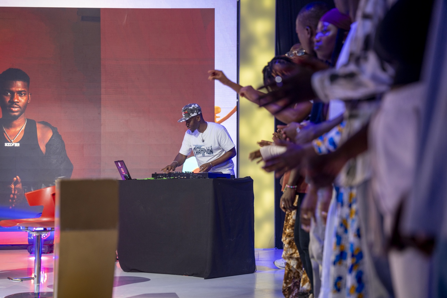 SILVER DJ aux platines sur un plateau de télévision