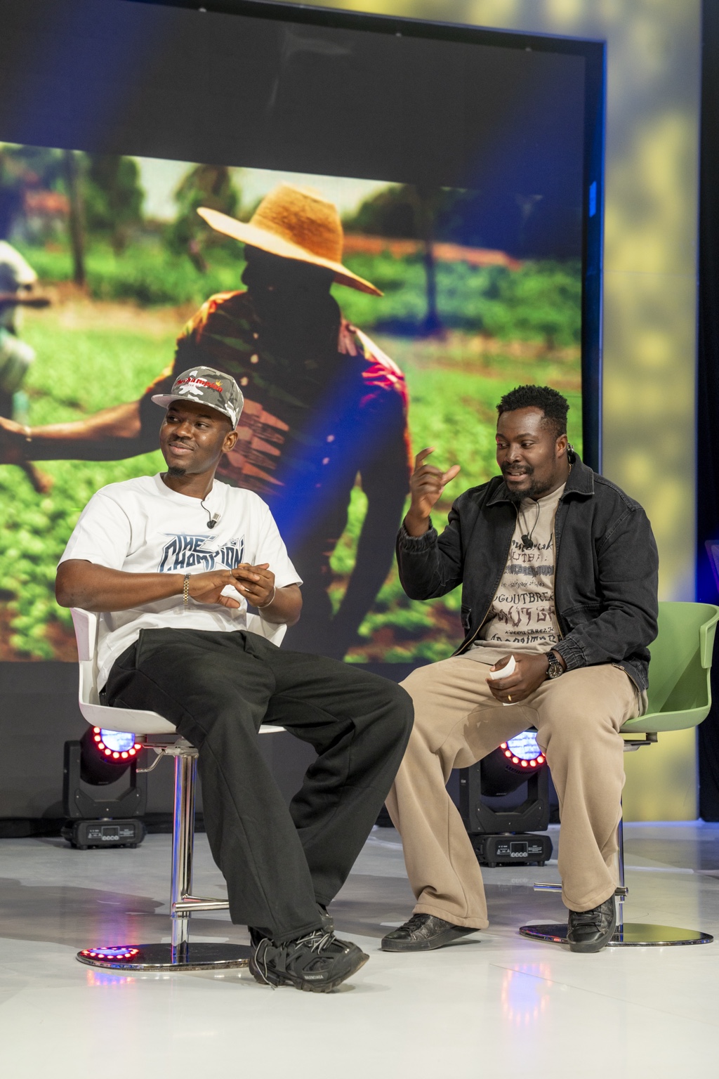 SILVER DJ en entretien sur un plateau de télévision